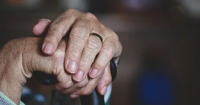 mains d'une personne âgée