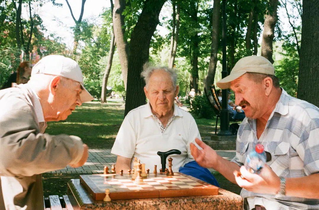 des seniors jouant aux échecs