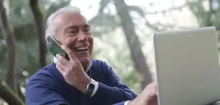 un homme âgé au téléphone